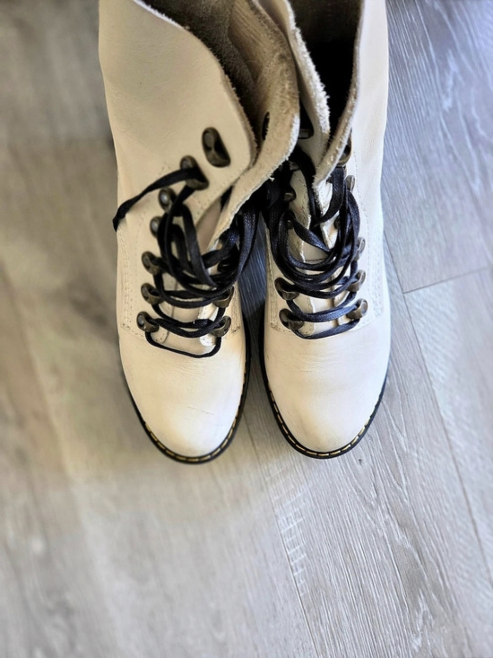 Dr. Martens Leona Combat Boots Offwhite/taupe Leather - Picture 3 of 4